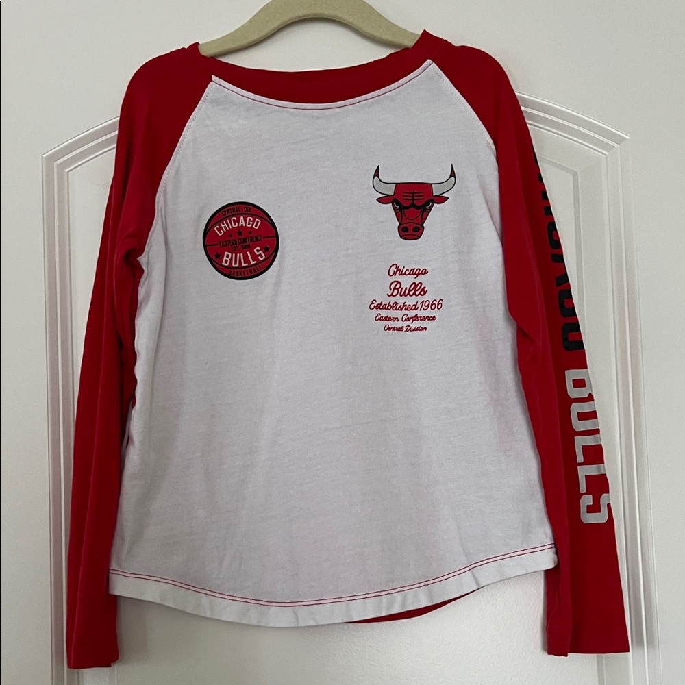 NBA | (5/6) Kids Chicago Bulls Long-Sleeve Raglan Tee - White & Red